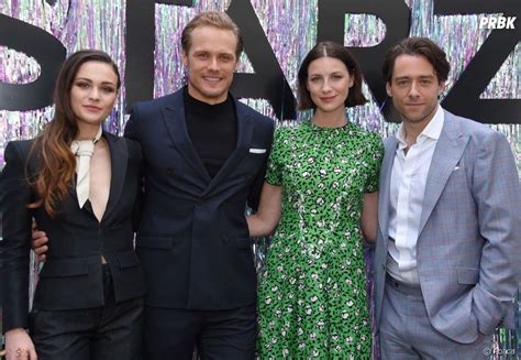 Sam Heughan, Caitríona Balfe & Sophie Skelton Take Turns in。